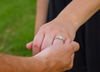 Oryginalny sposób na oświadczyny. Jak zaskoczyć ukochaną? Oryginalny sposób na oświadczyny