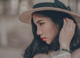 Naturalny look nowym trendem 2020? Jak się ubierać i malować? naturalny look