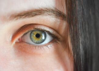 Naturalne brwi podkreślą Twoją urodę. Jak je odpowiednio malować? naturalne brwi