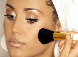 Rozświetlacz do twarzy – pasuje tylko na wielkie wyjścia? rozświetlacz