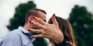 jak wybrać idealny pierścionek zaręczynowy