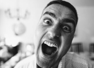Dlaczego ludzie lubią się bać i oglądają z zaciekawieniem horrory? czarno białe zdjęcie krzyczącego mężczyzny który robi sobie selfie