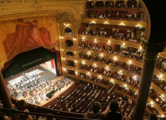 Jak się ubrać do teatru, aby wyglądać z klasą? Czego nie zakładać? jak się ubrać do teatru