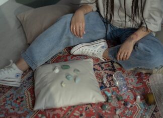 Handpoke – co to jest? Jak wykonuje się taki tatuaż? handpoke