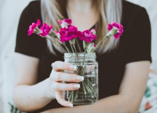 Perfumy do włosów – czym są i jak ich używać? Lepsze od mgiełek zapachowych? perfumy do włosów