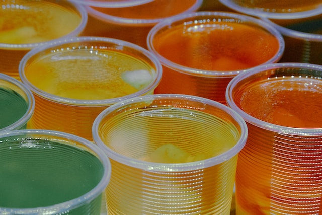 girl-with-red-hat-3yYIt9AJxXg-unsplash Kisiel malinowy, truskawkowy, agrestowy - jakie owoce najlepiej nadają się do jego przygotowania