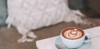 Historia kawy: skąd pochodzi, jak ją przygotować i jak wpłynęła na świat