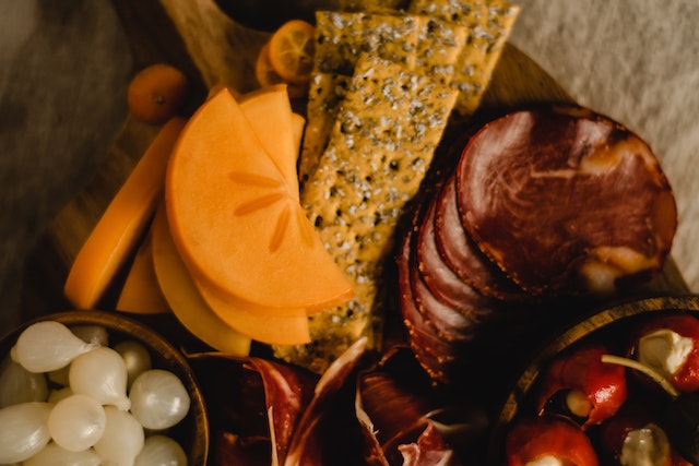 pexels-eva-bronzini-5975653 Pieczywo chrupkie a dieta - czy warto jeść i jak wpasować je w codzienny jadłospis