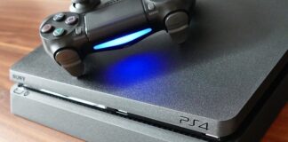 Czy PS4 Slim może stać na boku?