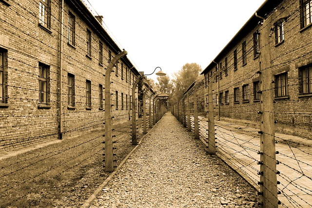 Czy do Auschwitz można wejść w spodniach z dziurami? Czy do Auschwitz można wejść w spodniach z dziurami?