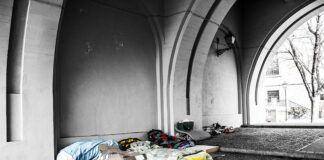 Czy można spać na materacu na podłodze?