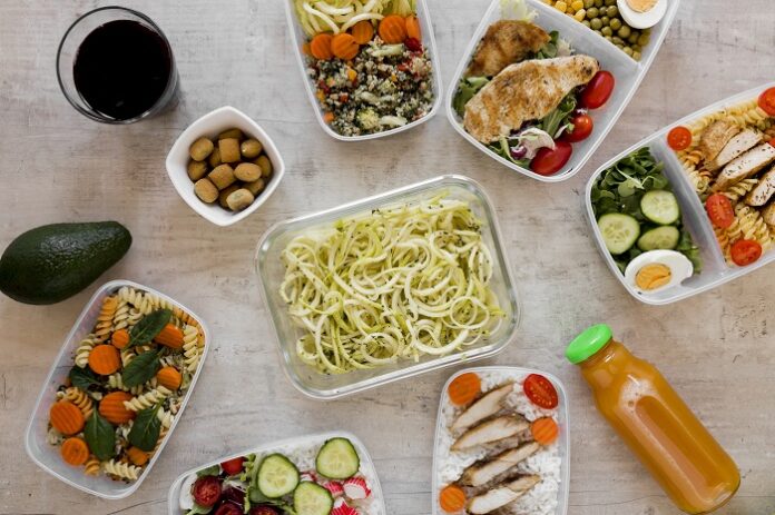 healthy-meal-containers-assortment Voucher na catering dietetyczny w Warszawie