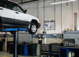 Urządzenia do stacji kontroli pojazdów – w jakie warto się zaopatrzyć? Urządzenia do stacji kontroli pojazdów