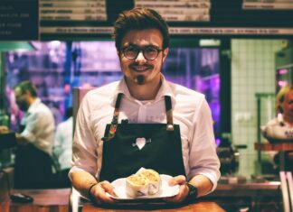 Szkolenia kelnerskie w praktyce – jak podnieść rachunek średni w Twojej restauracji? Szkolenia kelnerskie