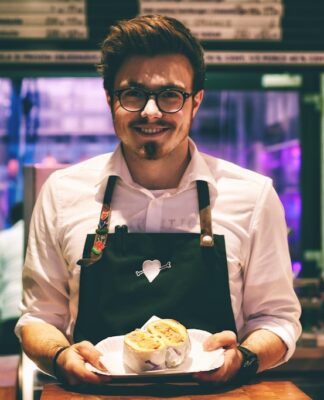 Szkolenia kelnerskie w praktyce – jak podnieść rachunek średni w Twojej restauracji? Szkolenia kelnerskie