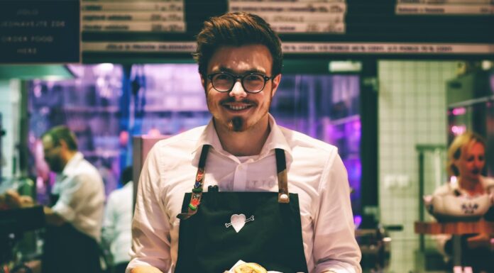 Szkolenia kelnerskie w praktyce – jak podnieść rachunek średni w Twojej restauracji? Szkolenia kelnerskie