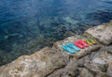 Granatowe klapki i czarne klapki – jak wybrać wygodne obuwie na lato i codzienne użytkowanie? klapki