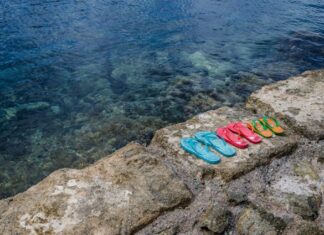 Granatowe klapki i czarne klapki – jak wybrać wygodne obuwie na lato i codzienne użytkowanie? klapki