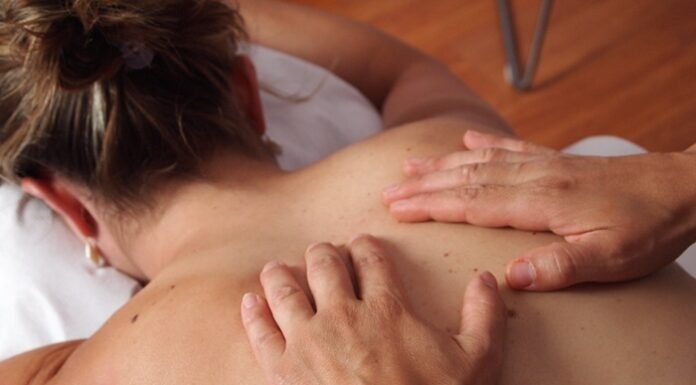 Ból i ograniczenie ruchu – kiedy warto skorzystać z pomocy fizjoterapeuty? fizjoterapeuta